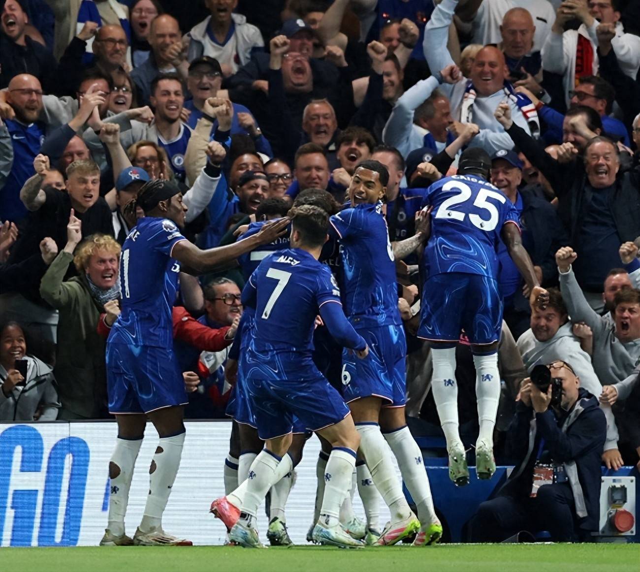 杏彩体育官网入口-曼城主场大胜，晋级欧冠赛场(曼城总比分40晋级欧冠8强)