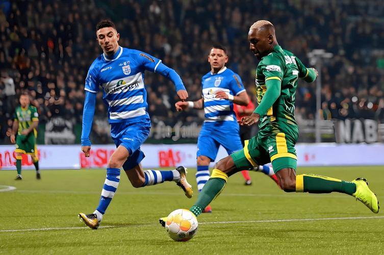 球员们在比赛中展现出色战术配合 球员们在比赛中展现出色战术配合