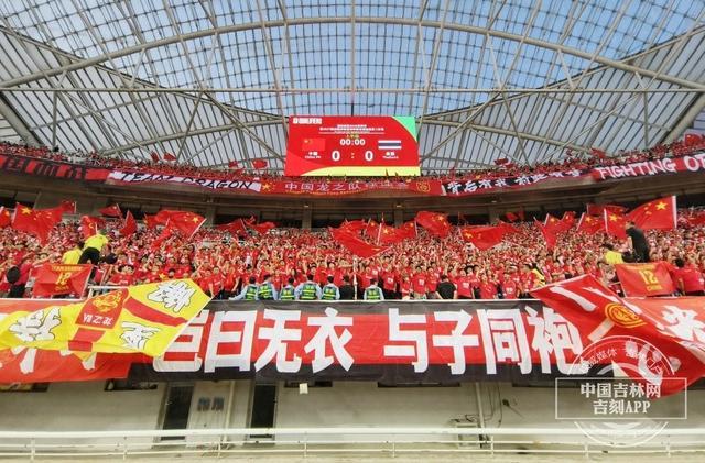 观看欧洲预选赛现场，热情球迷为喜爱队伍加油助威.的简单介绍