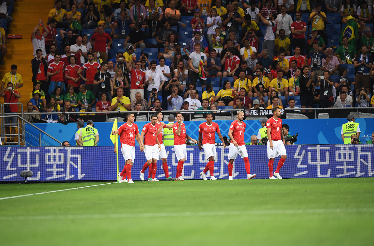 杏彩体育app-欧锦赛赛场激烈角逐比分悬殊