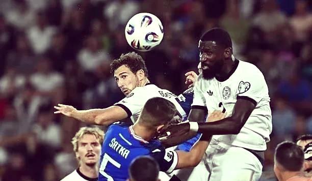 欧锦赛赛场激烈角逐比分悬殊 欧锦赛赛场激烈角逐比分悬殊