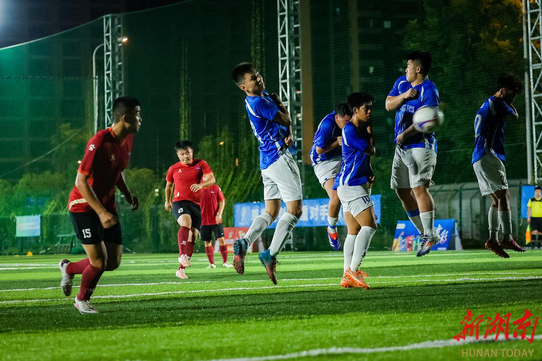 杏彩体育直播-足球比赛现场球员们斗志昂扬，力战对手