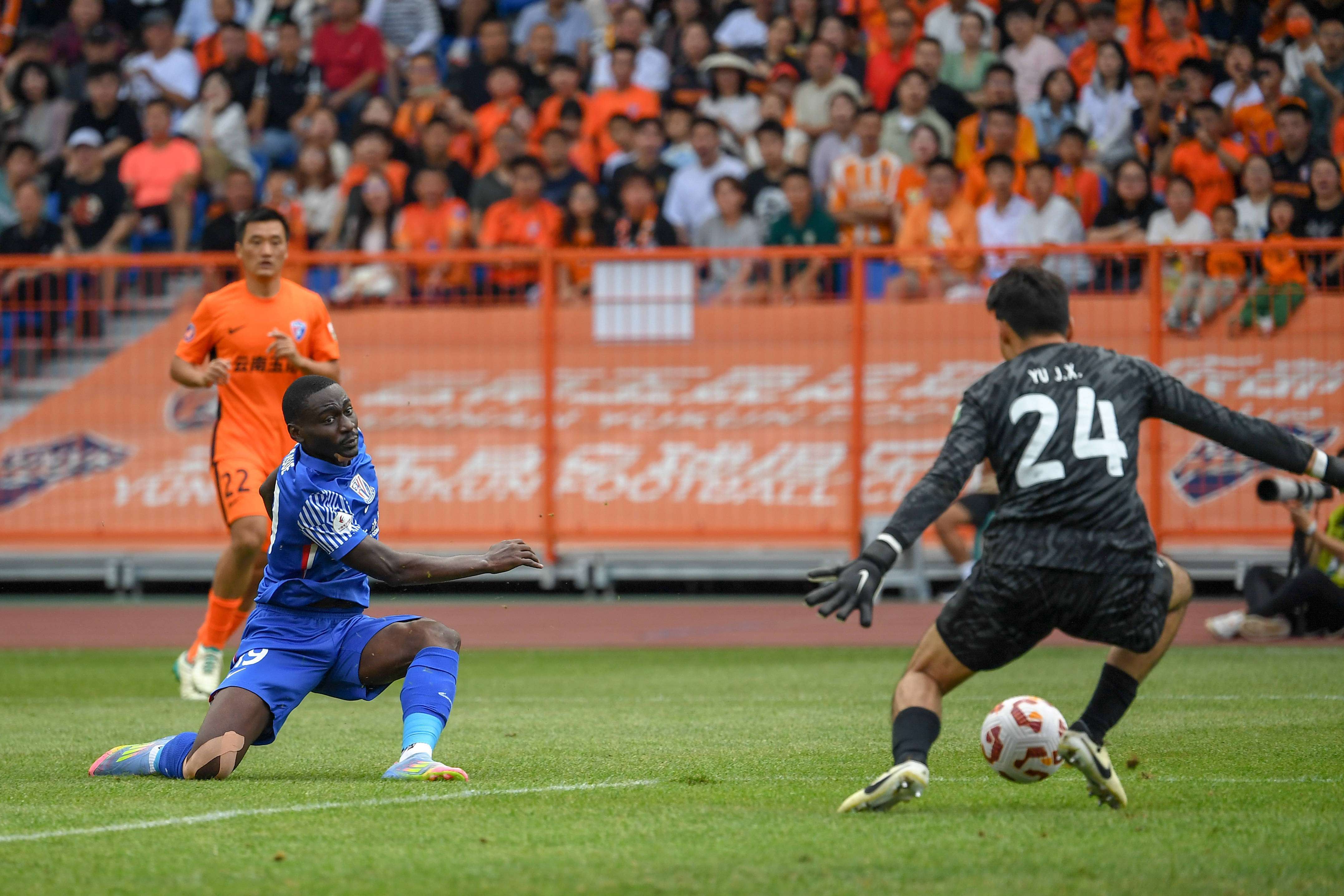 中超赛场上的激烈角逐备受瞩目 中超赛场上的激烈角逐备受瞩目