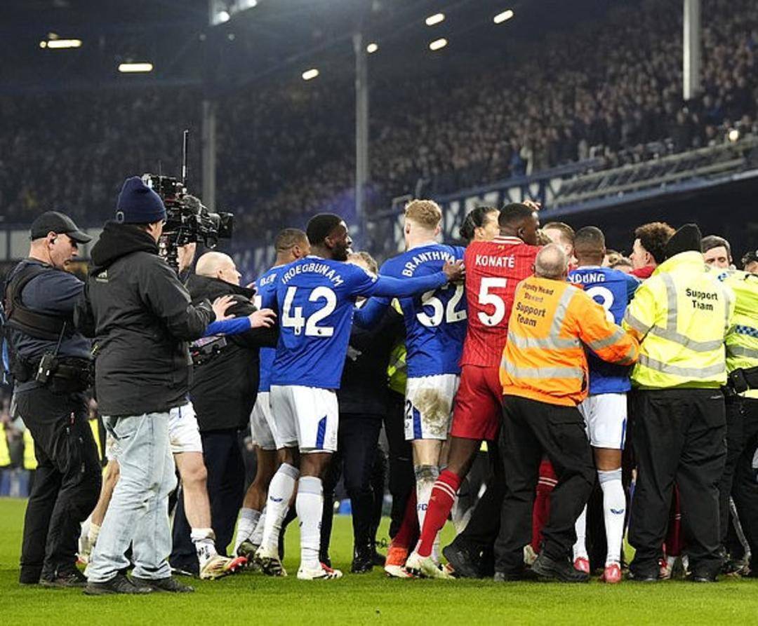 利物浦后卫受伤离场,恐影响球队战斗力的简单介绍 利物浦后卫受伤离场,恐影响球队战斗力的简单介绍