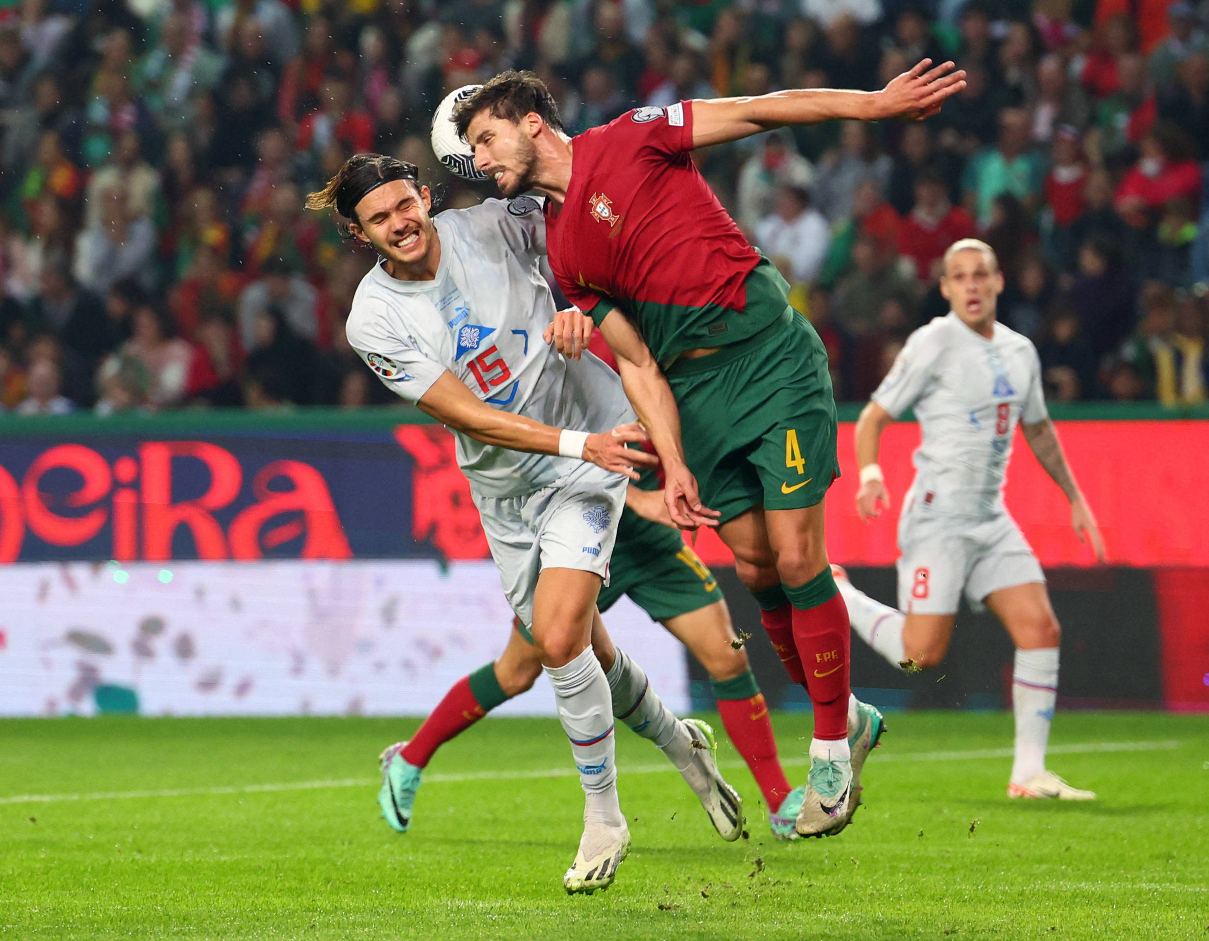 斗志昂扬!欧预赛球员奋勇争先的简单介绍 斗志昂扬!欧预赛球员奋勇争先的简单介绍