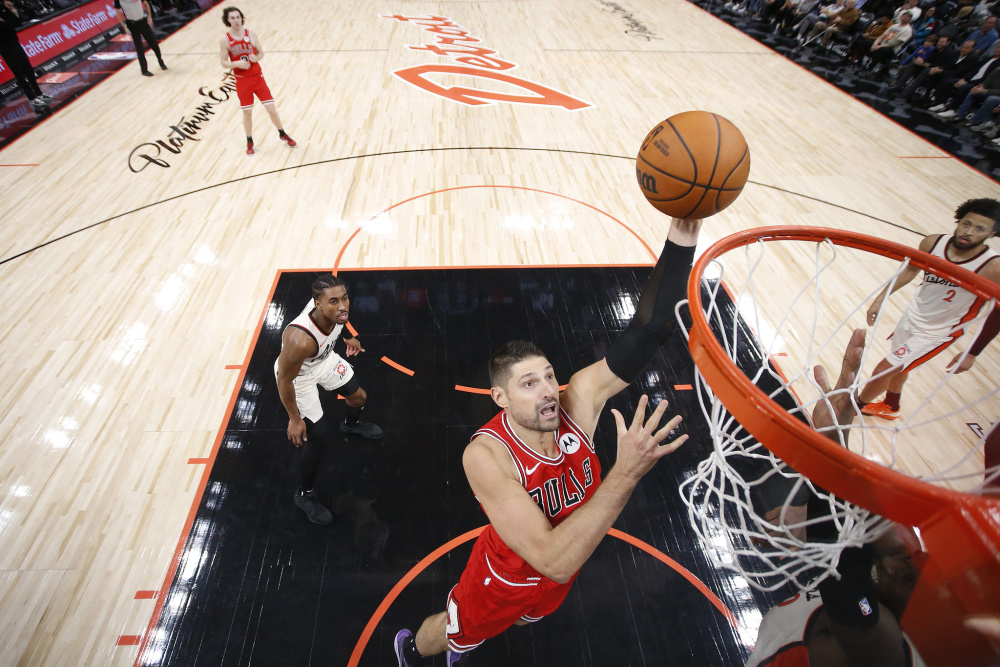 公牛险胜活塞,拉文表现出色 公牛险胜活塞,拉文表现出色