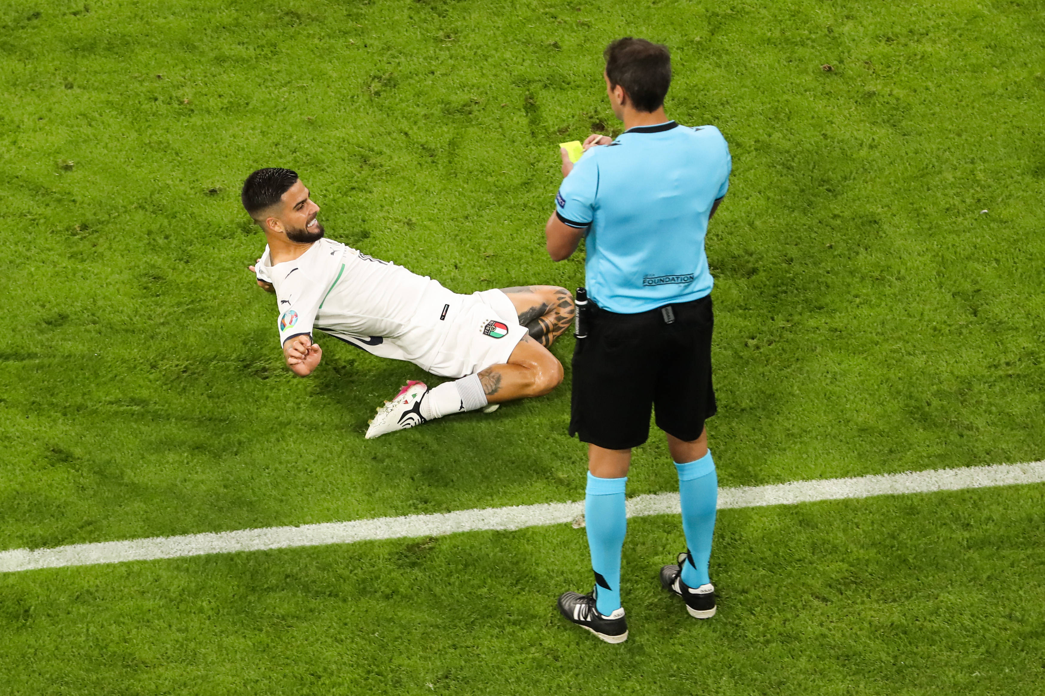 杏彩体育地址-包含意大利足球赛场上球员们的搏命表现的词条