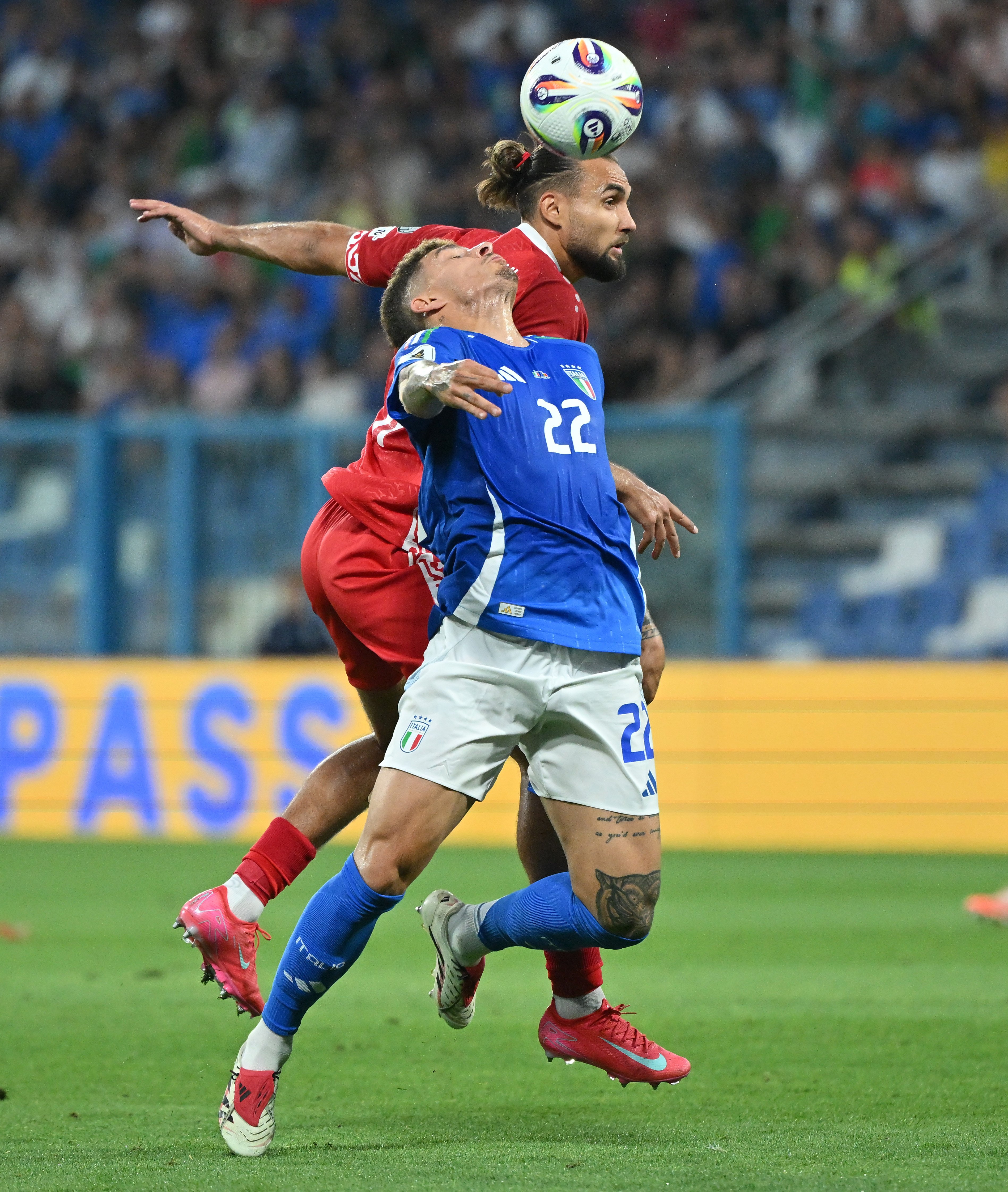 包含意大利足球赛场上球员们的搏命表现的词条 包含意大利足球赛场上球员们的搏命表现的词条