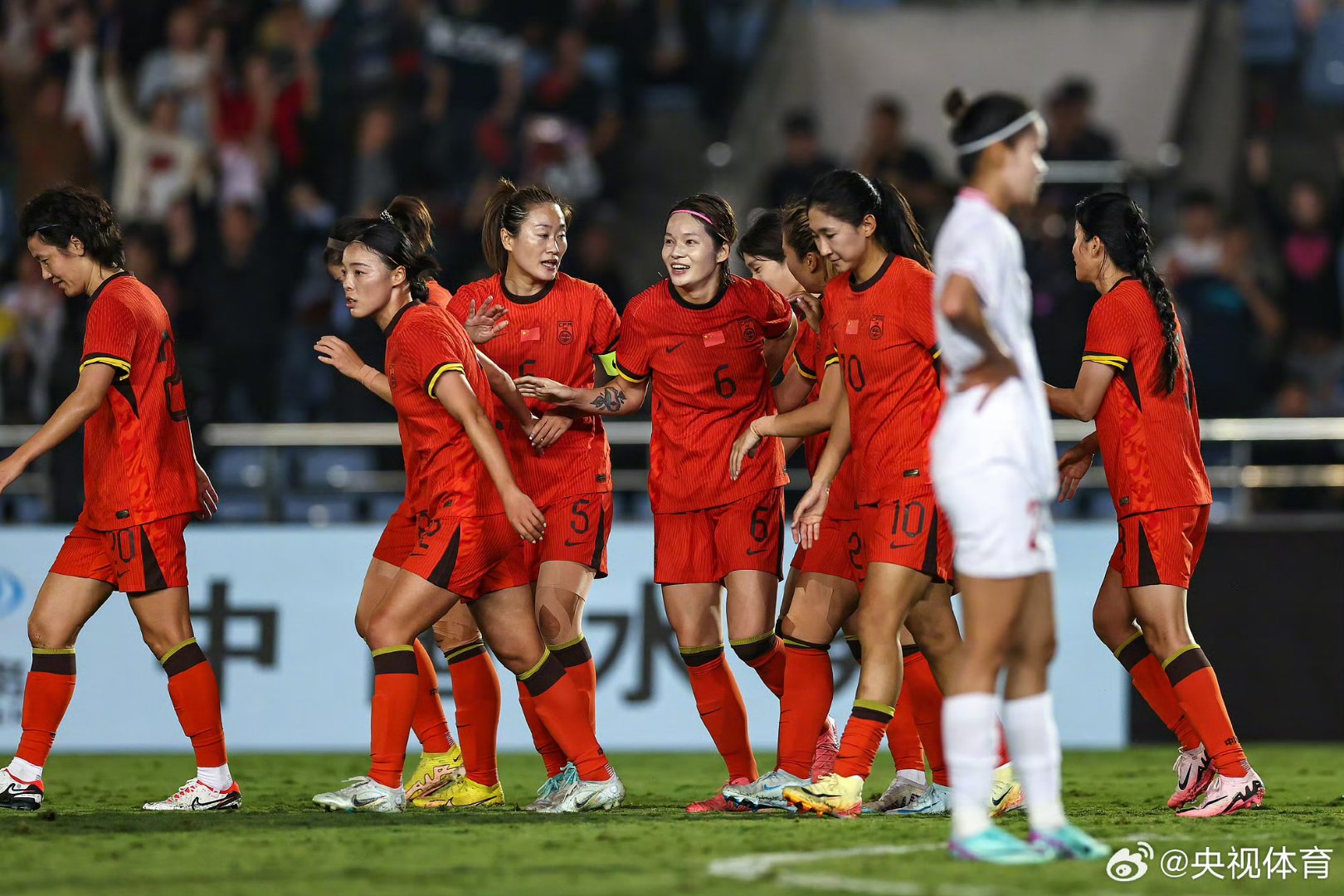 杏彩体育官网-女足明星球员在国内赛事中斩获胜利