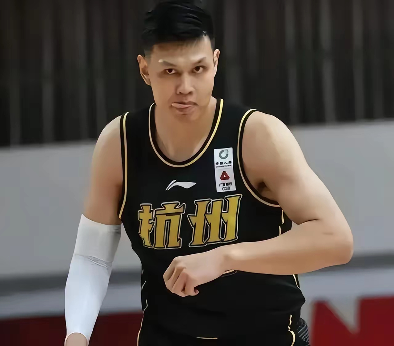 杏彩体育直播-亚洲篮球巨星CBA比赛状态抢眼，刷新个人得分纪录